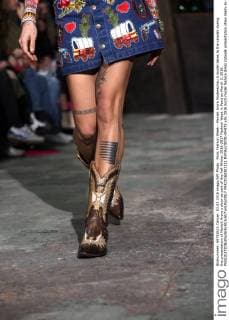 Paris Fashion Week - Manish Arora Modenschau A model takes to the catwalk during the presentation of Manish Arora s show as part of the Fall-Winter 2016-2017 Fashion Week in Paris on March 3, 2016.  PAR20160303111 MAYAxVIDON-WHITE