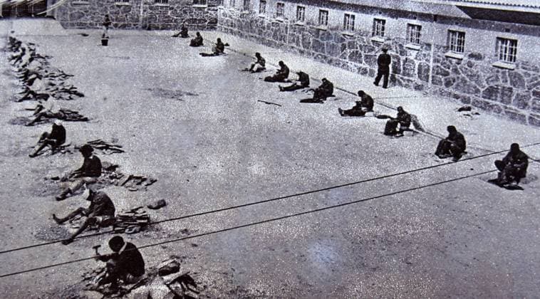 IMAGO History, Ende der Apartheid in Südafrika: 1990-1994 Kapstadt, Robben Island, 25.02.2016 Robben Island (afrikaans: Robbeneiland) ist eine Insel in der Tafelbucht im Atlantik etwa zwölf Kilometer vor der südafrikanischen Küstenstadt Kapstadt und 6,9 km vom nächstgelegenen Festlandsabschnitt bei Bloubergstrand. Die frühere Gefängnisinsel wurde Mitte der 1990er Jahre zu einem Natur- und Nationaldenkmal, das frühere Gefängnisgebäude zu einem Museum umgestaltet. In dem einstigen Gefängnis hatte Nelson Mandela 18 Jahre als Häftling in einer vier Quadratmeter großen Einzelzelle verbracht. Foto: Harte Arbeit von Gefangenen im Hof des Gefängnisses, sie zerkleinern Steine (altes Foto) Cape Town, Robben Iceland, 02 25 2016 Robben Iceland (Afrikaans: Robben Iceland) is an island in Table Bay in the Atlantic about twelve kilometers off the South African coastal city of Cape Town and 6.9 km from the nearest mainland section at Bloubergstrand. The form