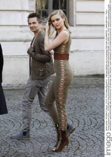 Matthew Bellamy et sa compagne Elle Evans CELEBRITES : Defile Balmain - Pret a Porter Automne Hiver - 03 03 2016 GwendolineLeGoff Panoramic 