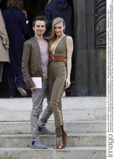 Matthew Bellamy et sa compagne Elle Evans CELEBRITES : Defile Balmain - Pret a Porter Automne Hiver - 03 03 2016 GwendolineLeGoff Panoramic 