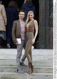 Matthew Bellamy et sa compagne Elle Evans CELEBRITES : Defile Balmain - Pret a Porter Automne Hiver - 03 03 2016 GwendolineLeGoff Panoramic 
