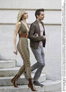 Matthew Bellamy et sa compagne Elle Evans CELEBRITES : Defile Balmain - Pret a Porter Automne Hiver - 03 03 2016 GwendolineLeGoff Panoramic 