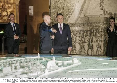 Andrzej Duda besucht Museum zur Geschichte der polnischen Juden in Warschau March 3, 2016 - Warsaw, Mazovia, Poland - President of Poland, Andrzej Duda, attends the explanations of Dariusz Stola, director of the Museum of the History of Polish Jews in Warsaw, Poland during his visit. Warsaw Poland - ZUMAa131