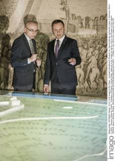 Andrzej Duda besucht Museum zur Geschichte der polnischen Juden in Warschau March 3, 2016 - Warsaw, Mazovia, Poland - President of Poland, Andrzej Duda, observes a city model during his visit to the Museum of the History of Polish Jews in Warsaw, Poland. Warsaw Poland - ZUMAa131