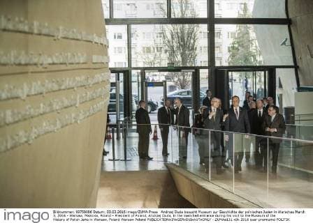 Andrzej Duda besucht Museum zur Geschichte der polnischen Juden in Warschau March 3, 2016 - Warsaw, Mazovia, Poland - President of Poland, Andrzej Duda, in the main hall entrance during his visit to the Museum of the History of Polish Jews in Warsaw, Poland Warsaw Poland - ZUMAa131