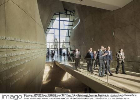 Andrzej Duda besucht Museum zur Geschichte der polnischen Juden in Warschau March 3, 2016 - Warsaw, Mazovia, Poland - President of Poland, Andrzej Duda, in the main hall entrance during his visit to the Museum of the History of Polish Jews in Warsaw, Poland Warsaw Poland - ZUMAa131