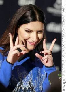 Cadena Dial Musik Preisverleihung in Madrid Italian singer Laura Pausini takes a selfie as she arrives at Cadena Dial awards celebrated today in Tenerife, Canary Islands, Spain, 03 March 2016. EFE Cristóbal García CADENA DIAL MUSIC AWARDS !ACHTUNG: NUR REDAKTIONELLE NUTZUNG!  GRA572 20160303-635926463670561712