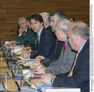 Ministertreffen in Kanada Canadian Prime Minister Justin Trudeau discusses climate change solutions with Canada s Premiers at the First Ministers Meeting in Vancouver, BC, March 3, 2016.  VAP2016030302 HEINZxRUCKEMANN