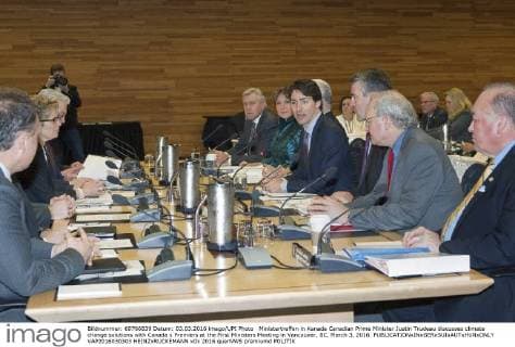 Ministertreffen in Kanada Canadian Prime Minister Justin Trudeau discusses climate change solutions with Canada s Premiers at the First Ministers Meeting in Vancouver, BC, March 3, 2016.  VAP2016030303 HEINZxRUCKEMANN