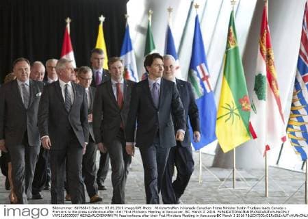 Ministertreffen in Kanada Canadian Prime Minister Justin Trudeau leads Canada s Premiers to the press conference after their First Ministers Meeting in Vancouver, BC, March 3, 2016.  VAP2016030307 HEINZxRUCKEMANN