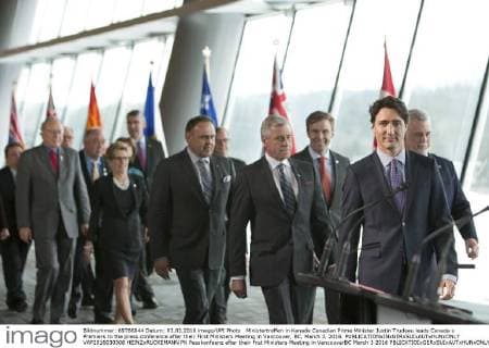 Ministertreffen in Kanada Canadian Prime Minister Justin Trudeau leads Canada s Premiers to the press conference after their First Ministers Meeting in Vancouver, BC, March 3, 2016.  VAP2016030308 HEINZxRUCKEMANN