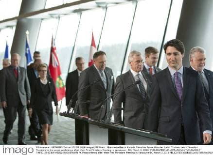 Ministertreffen in Kanada Canadian Prime Minister Justin Trudeau leads Canada s Premiers to the press conference after their First Ministers Meeting in Vancouver, BC, March 3, 2016.  VAP2016030309 HEINZxRUCKEMANN