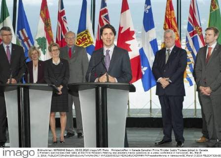 Ministertreffen in Kanada Canadian Prime Minister Justin Trudeau joined by Canada s Premiers summarizes their talks at the First Ministers Meeting and answers media questions at a press conference in Vancouver, BC, March 3, 2016.  VAP2016030310 HEINZxRUCKEMANN