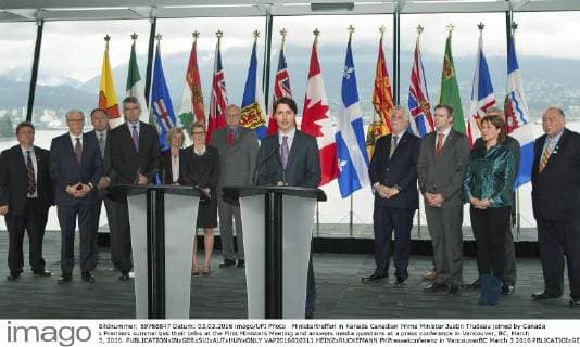 Ministertreffen in Kanada Canadian Prime Minister Justin Trudeau joined by Canada s Premiers summarizes their talks at the First Ministers Meeting and answers media questions at a press conference in Vancouver, BC, March 3, 2016.  VAP2016030311 HEINZxRUCKEMANN