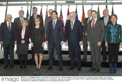 Ministertreffen in Kanada Canadian Prime Minister Justin Trudeau and Canada s Premiers pose for a group photo after their First Ministers Meeting in Vancouver, BC, March 3, 2016.  VAP2016030312 HEINZxRUCKEMANN