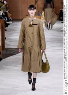 Paris Fashion Week - Loewe Modenschau 205440 Marineau Starface 2016-03-04 Paris France Fashion week ready to wear AW 2016. Defile de mode pret a porter automne hiver 2016. Loewe. Loewe , autumn-winter 2016 Paris, France Editorial use only _sans_perso  Copyright: xMarineaux STAR_205440_009