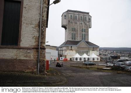 Die Bundesingenieurkammer zeichnet den Hammerkopf-Förderturm in Fischbach-Camphausen als Historisches Wahrzeichen aus. Der Turm ist der älteste Förderturm Deutschlands.