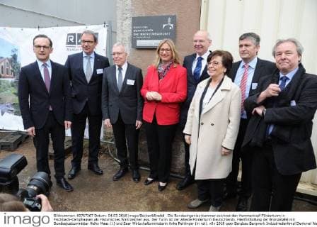 Die Bundesingenieurkammer zeichnet den Hammerkopf-Förderturm in Fischbach-Camphausen als Historisches Wahrzeichen aus. Der Turm ist der älteste Förderturm Deutschlands. HierEnthüllung der Bronzetafel mit Bundesjustizminister Heiko Maas (l.) und Saar Wirtschaftsministerin Anke Rehlinger (in rot).