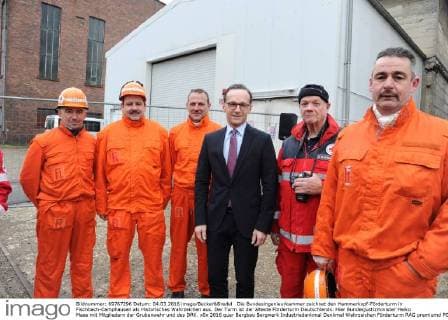 Die Bundesingenieurkammer zeichnet den Hammerkopf-Förderturm in Fischbach-Camphausen als Historisches Wahrzeichen aus. Der Turm ist der älteste Förderturm Deutschlands. Hier Bundesjustizminister Heiko Maas mit Mitgliedern der Grubenwehr und des DRK.