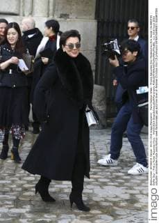 Paris Fashion Week - Promis besuchen Dior Modenschau Kris Jenner CELEBRITES : Defile Dior - Pret a Porter Automne Hiver - 04 03 2016 GwendolineLeGoff Panoramic 