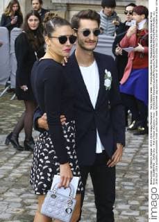 Paris Fashion Week - Promis besuchen Dior Modenschau Natasha Andrews et Pierre Niney CELEBRITES : Defile Dior - Pret a Porter Automne Hiver - 04 03 2016 GwendolineLeGoff Panoramic 