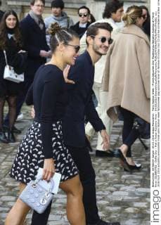Paris Fashion Week - Promis besuchen Dior Modenschau Natasha Andrews et Pierre Niney CELEBRITES : Defile Dior - Pret a Porter Automne Hiver - 04 03 2016 GwendolineLeGoff Panoramic 
