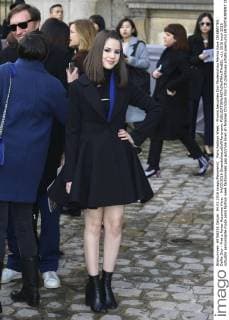 Paris Fashion Week - Promis besuchen Dior Modenschau Marina Kaye CELEBRITES : Defile Dior - Pret a Porter Automne Hiver - 04 03 2016 GwendolineLeGoff Panoramic 