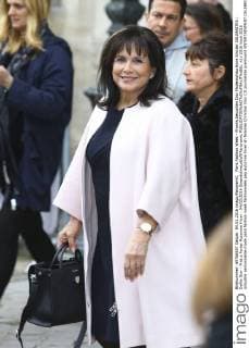 Paris Fashion Week - Promis besuchen Dior Modenschau Anne Sinclair CELEBRITES : Defile Dior - Pret a Porter Automne Hiver - 04 03 2016 GwendolineLeGoff Panoramic 