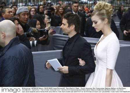 Paris Fashion Week - Promis besuchen Dior Modenschau Matthew Bellamy et Elle Evans CELEBRITES : Defile Dior - Pret a Porter Automne Hiver - 04 03 2016 GwendolineLeGoff Panoramic 