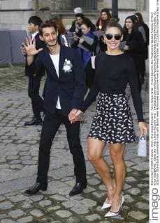 Paris Fashion Week - Promis besuchen Dior Modenschau Natasha Andrews et Pierre Niney CELEBRITES : Defile Dior - Pret a Porter Automne Hiver - 04 03 2016 GwendolineLeGoff Panoramic 
