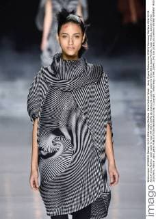Paris Fashion Week - Issey Miyake Modenschau 205451 Marineau Starface 2016-03-04 Paris France Fashion week ready to wear AW 2016. Defile de mode pret a porter automne hiver 2016. Issey Miyake. Issey Miyake, autumn-winter 2016 Paris, France _sans_perso  Copyright: xMarineaux STAR_205451_041