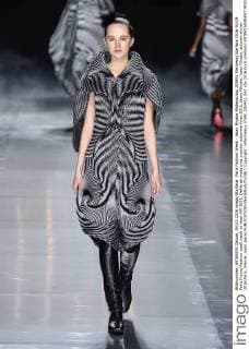 Paris Fashion Week - Issey Miyake Modenschau 205451 Marineau Starface 2016-03-04 Paris France Fashion week ready to wear AW 2016. Defile de mode pret a porter automne hiver 2016. Issey Miyake. Issey Miyake, autumn-winter 2016 Paris, France _sans_perso  Copyright: xMarineaux STAR_205451_042