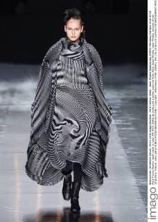Paris Fashion Week - Issey Miyake Modenschau 205451 Marineau Starface 2016-03-04 Paris France Fashion week ready to wear AW 2016. Defile de mode pret a porter automne hiver 2016. Issey Miyake. Issey Miyake, autumn-winter 2016 Paris, France _sans_perso  Copyright: xMarineaux STAR_205451_043