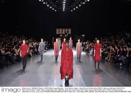 Paris Fashion Week - Issey Miyake Modenschau 205451 Marineau Starface 2016-03-04 Paris France Fashion week ready to wear AW 2016. Defile de mode pret a porter automne hiver 2016. Issey Miyake. Issey Miyake, autumn-winter 2016 Paris, France _sans_perso  Copyright: xMarineaux STAR_205451_051