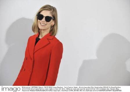 Paris Fashion Week - Promis besuchen Dior Modenschau 205450 De Rosa Starface 2016-03-04 Paris France Fashion week ready to wear AW 2016. Defile de mode pret a porter automne hiver 2016.Christian Dior. People. Pike, Rosamund  Copyright: xDexRosax STAR_205450_063