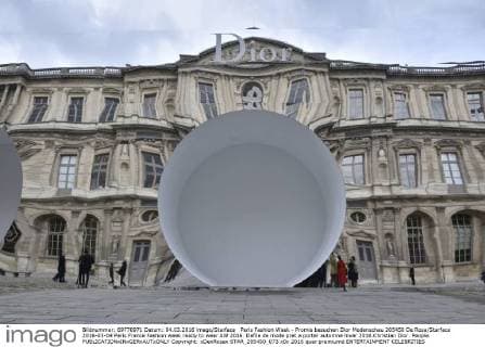 Paris Fashion Week - Promis besuchen Dior Modenschau 205450 De Rosa Starface 2016-03-04 Paris France Fashion week ready to wear AW 2016. Defile de mode pret a porter automne hiver 2016.Christian Dior. People.  Copyright: xDexRosax STAR_205450_073