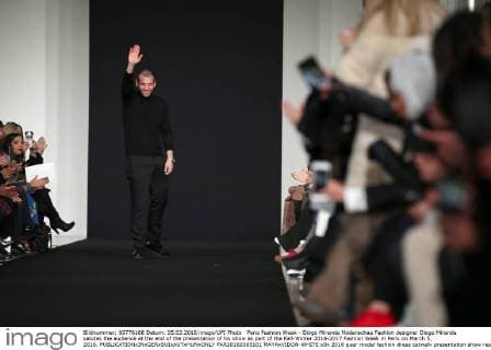 Paris Fashion Week - Diogo Miranda Modenschau Fashion designer Diogo Miranda salutes the audience at the end of the presentation of his show as part of the Fall-Winter 2016-2017 Fashion Week in Paris on March 5, 2016.  PAR20160305101 MAYAxVIDON-WHITE