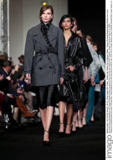 Bilder des Tages Paris Fashion Week - Diogo Miranda Modenschau Models line up at the end of the presentation of Diogo Miranda s show as part of the Fall-Winter 2016-2017 Fashion Week in Paris on March 5, 2016.  PAR20160305102 MAYAxVIDON-WHITE