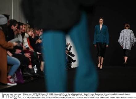 Paris Fashion Week - Diogo Miranda Modenschau A model takes to the catwalk during the presentation of Diogo Miranda s show as part of the Fall-Winter 2016-2017 Fashion Week in Paris on March 5, 2016.  PAR20160305103 MAYAxVIDON-WHITE