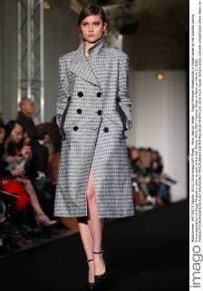 Paris Fashion Week - Diogo Miranda Modenschau A model takes to the catwalk during the presentation of Diogo Miranda s show as part of the Fall-Winter 2016-2017 Fashion Week in Paris on March 5, 2016.  PAR20160305108 MAYAxVIDON-WHITE