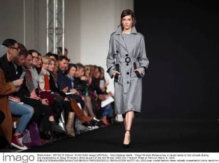 Paris Fashion Week - Diogo Miranda Modenschau A model takes to the catwalk during the presentation of Diogo Miranda s show as part of the Fall-Winter 2016-2017 Fashion Week in Paris on March 5, 2016.  PAR20160305112 MAYAxVIDON-WHITE