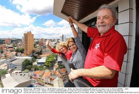 Bilder des Tages Dilma Rousseff besucht Luiz Inacio Lula da Silva (160305) -- SAO PAULO, March 5, 2016 -- Brazil s President Dilma Rousseff (C) raises the hand of Brazilian Former President Luiz Inacio Lula da Silva (R) during her visit to Lula da Silva s home in Sao Bernardo do Campo, outskirts of Sao Paulo, Brazil, on March 5, 2016. Sergio Castro AGENCIA ESTADO) (jg) (fnc) BRAZIL OUT BRAZIL-SAO PAULO-POLITICS-LULA-ROUSSEFF e AGENCIAxESTADO 