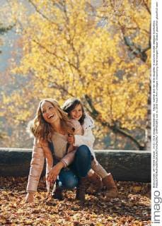 Happy mother and her little daughter in autumn model released Symbolfoto  CHAF001642