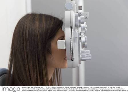 Model Released: Augenarzt Woman at the optometrist making an eye test model released Symbolfoto property released  ERLF000114