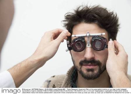 Model Released: Augenarzt Man at the optometrist making an eye test model released Symbolfoto property released  ERLF000125