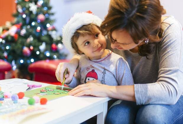 Mother helping her little daughter tinkering Christmas decoration model released Symbolfoto  MGOF001360