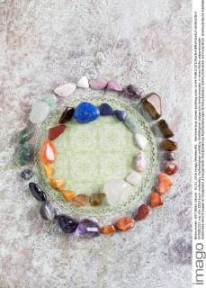 IMAGO Creative, Lifestyle, Esoterik gefährlicher Glaube Semiprecious stones building color circle  MYF001323