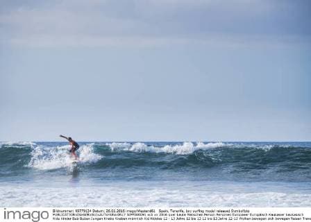 Spain, Tenerife, boy surfing model released Symbolfoto  SIPF000091
