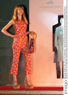 Model Ewa Mroczkowska während der Eröffnung der Austellung FASHION-ABLE IN COMMUNIST POLAND im Nationalmuseum von Krakau, einem moderen Modekatalog basierund auf der Mode aus kommunistischen Zeiten Polens, in Rammen der Cracow Fashion Week 2016 snapshot-photography B.Shamlo