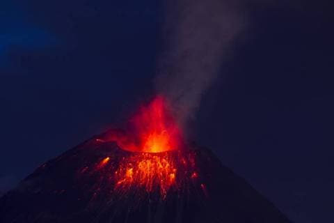 Ecuador: Vulkan Tungurahua spuckt Feuer und Asche View of Tungurahua volcano spelling lava in a photo taken on 05 March 2016 from Huambalo sector, Ecuador. The volcano suddenly resumed its eruptive activity a day before. TUNGURAHUA VOLCANO ACTIVITY !ACHTUNG: NUR REDAKTIONELLE NUTZUNG!  20160306-635928524275880775